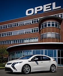 Opel Ampera vor dem Opel-Werk in Bochum. Foto: Auto-Reporter/Opel